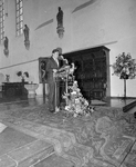 881058 Afbeelding van staatssecretaris G.C. Wallis de Vries van C.R.M tijdens zijn toespraak in de St. Catharinakerk ...